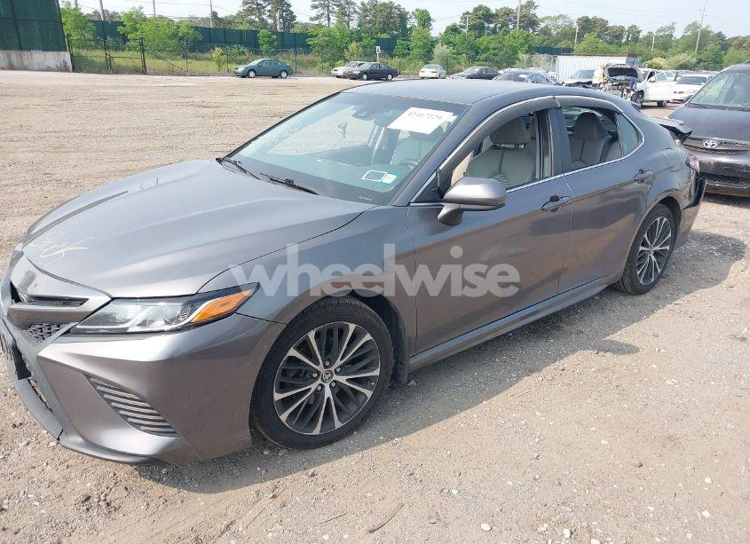 Photo 2 of 2018 Toyota Camry SE (VIN 4T1B11HK7JU033701)