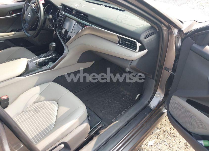 Photo 5 of 2018 Toyota Camry SE (VIN 4T1B11HK7JU033701)