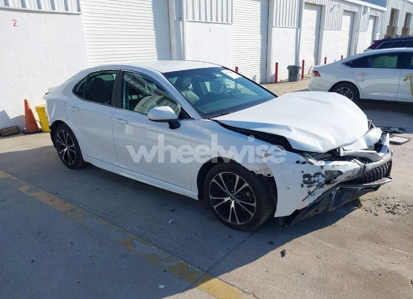 2018 Toyota Camry SE (VIN 4T1B11HK7JU033942) main photo