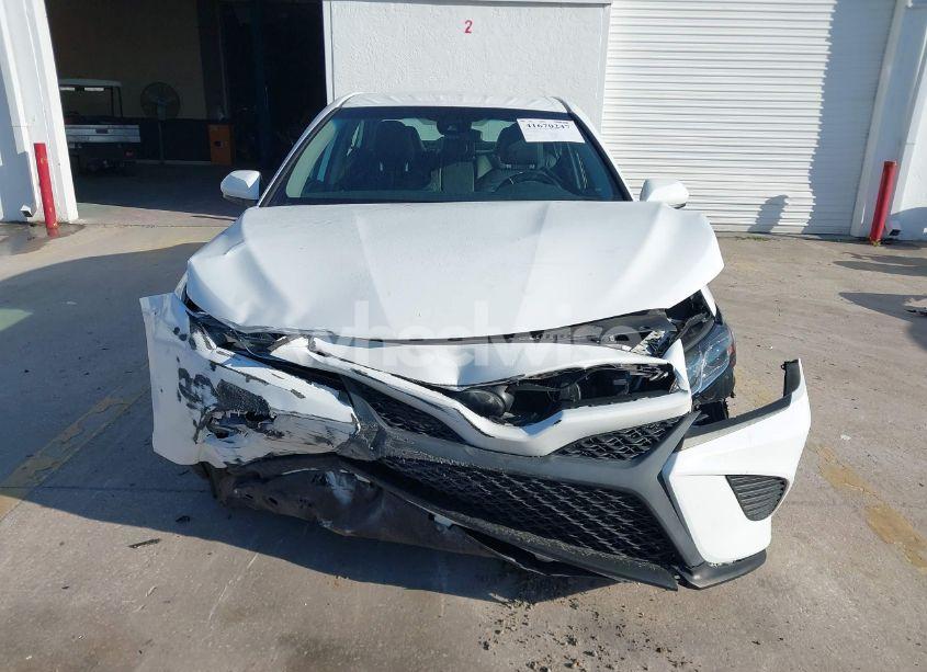 Photo 13 of 2018 Toyota Camry SE (VIN 4T1B11HK7JU033942)