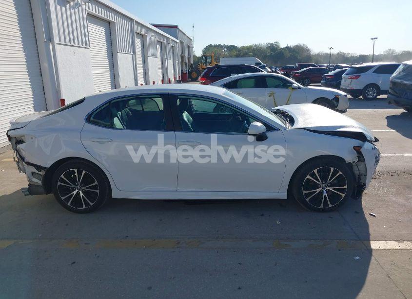 Photo 14 of 2018 Toyota Camry SE (VIN 4T1B11HK7JU033942)