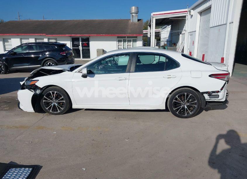 Photo 15 of 2018 Toyota Camry SE (VIN 4T1B11HK7JU033942)