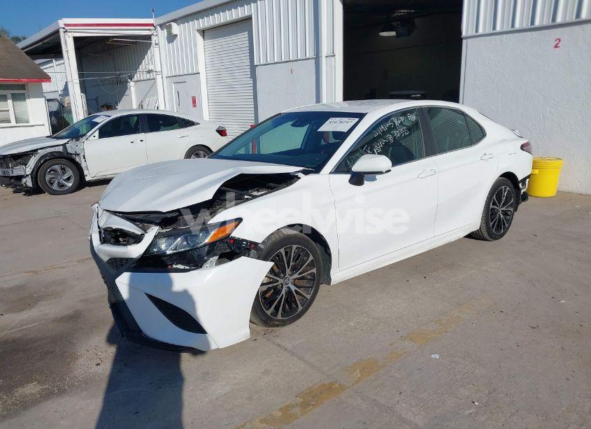 Photo 2 of 2018 Toyota Camry SE (VIN 4T1B11HK7JU033942)