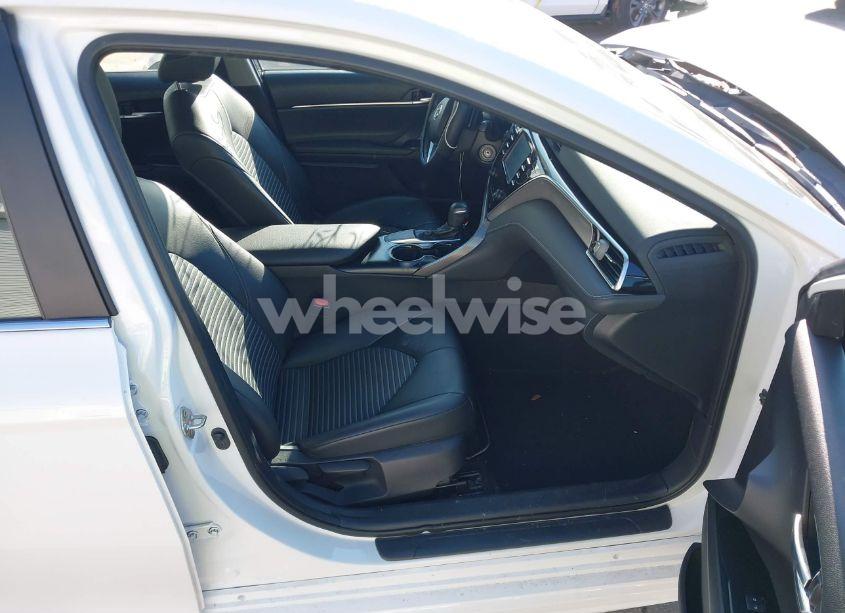 Photo 5 of 2018 Toyota Camry SE (VIN 4T1B11HK7JU033942)