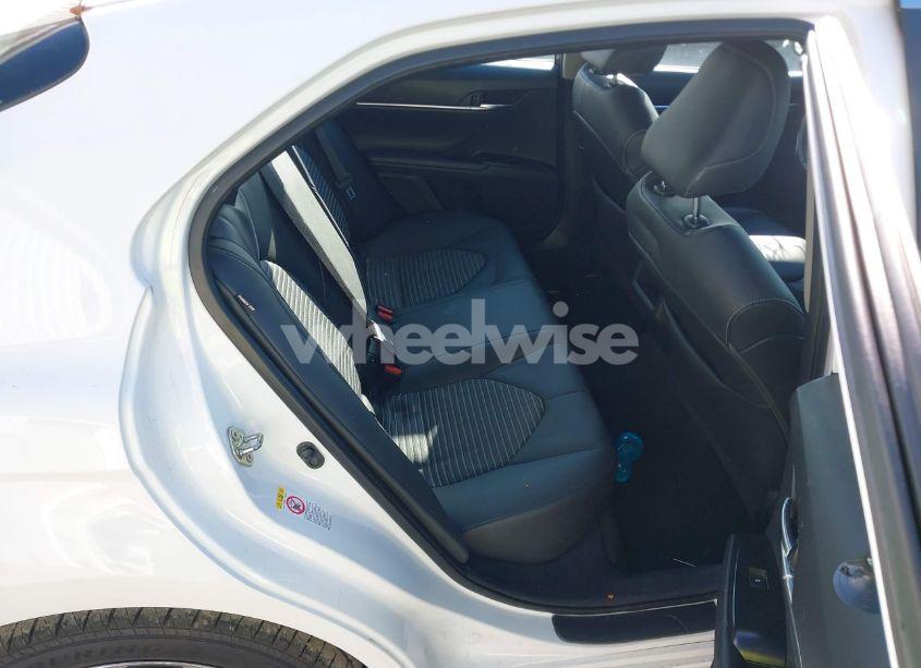 Photo 8 of 2018 Toyota Camry SE (VIN 4T1B11HK7JU033942)