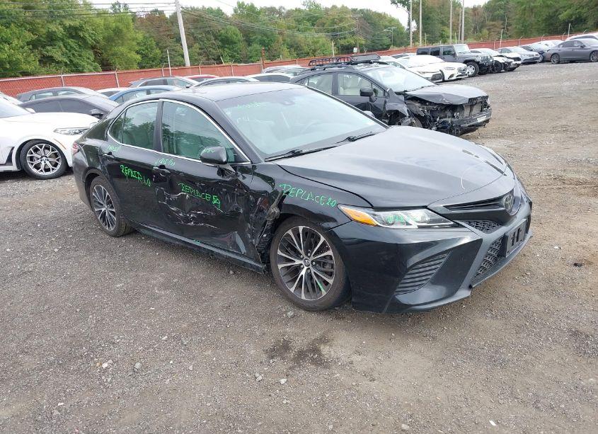 2018 Toyota Camry SE (VIN 4T1B11HK7JU042429) main photo