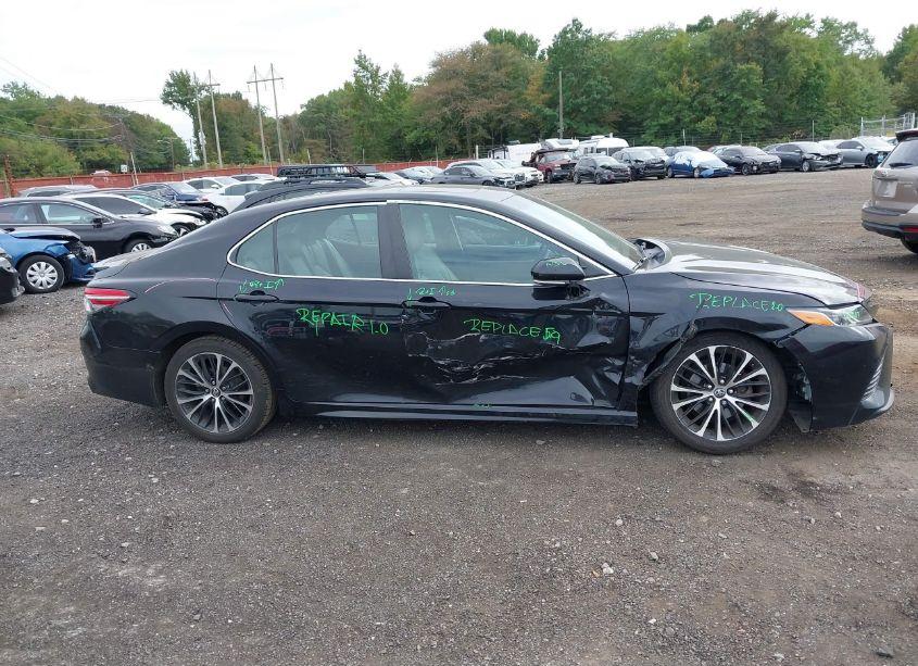 Photo 13 of 2018 Toyota Camry SE (VIN 4T1B11HK7JU042429)