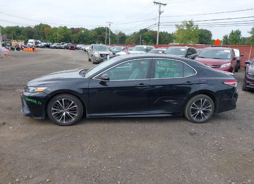 Photo 14 of 2018 Toyota Camry SE (VIN 4T1B11HK7JU042429)