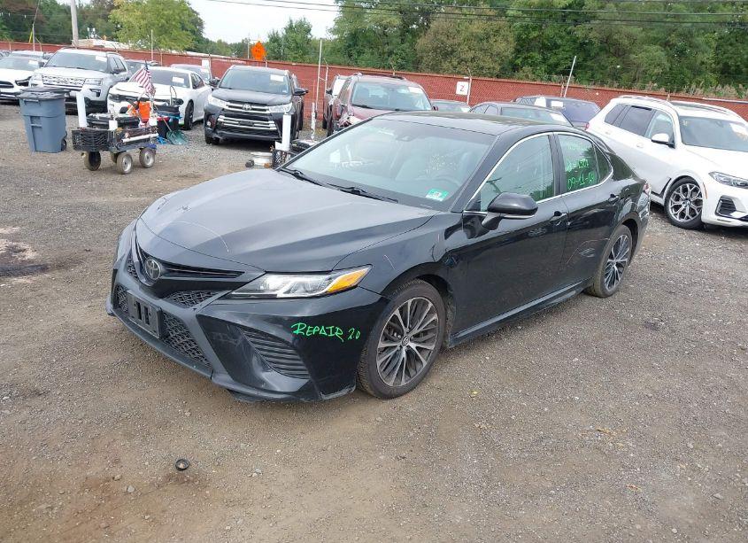 Photo 2 of 2018 Toyota Camry SE (VIN 4T1B11HK7JU042429)