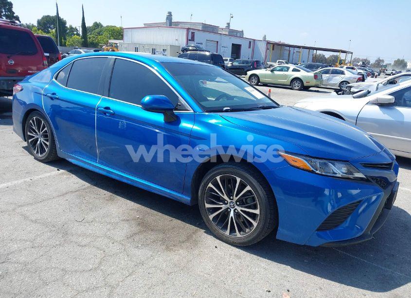 2018 Toyota Camry SE (VIN 4T1B11HK7JU062809) main photo