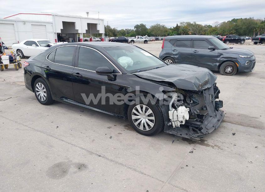 2018 Toyota Camry L (VIN 4T1B11HK7JU064933) main photo