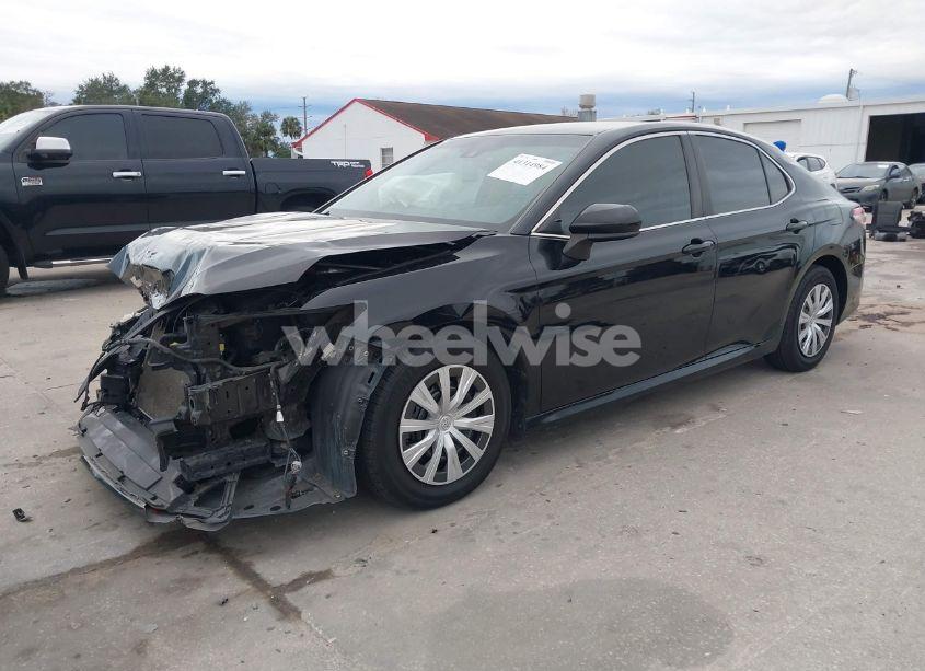 Photo 2 of 2018 Toyota Camry L (VIN 4T1B11HK7JU064933)