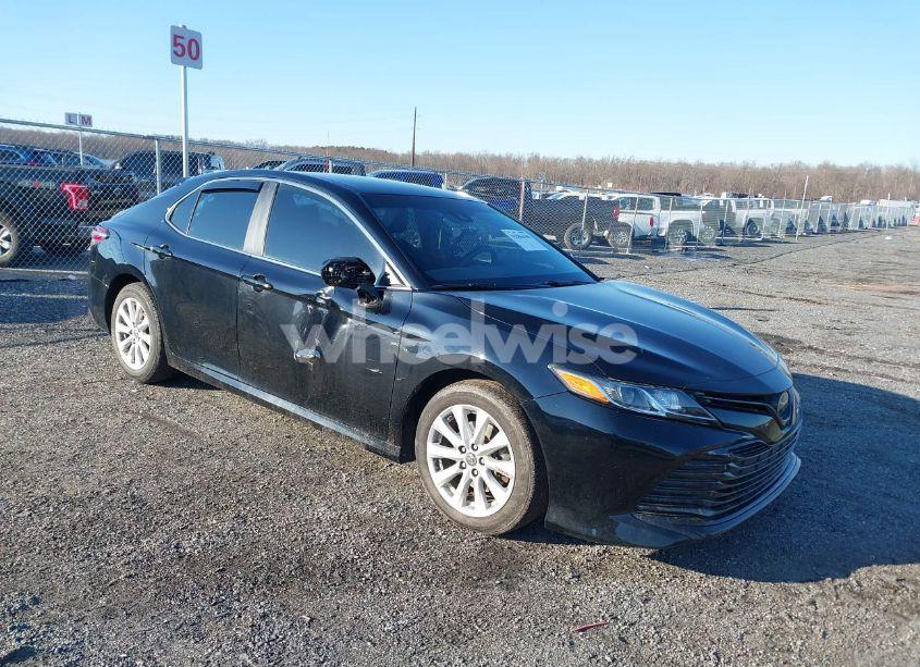 2018 Toyota Camry LE (VIN 4T1B11HK7JU065029) main photo