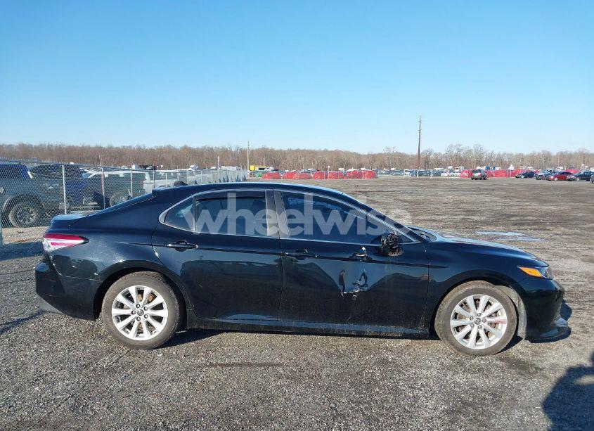 Photo 13 of 2018 Toyota Camry LE (VIN 4T1B11HK7JU065029)