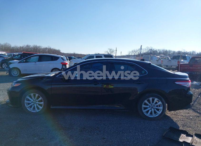 Photo 14 of 2018 Toyota Camry LE (VIN 4T1B11HK7JU065029)