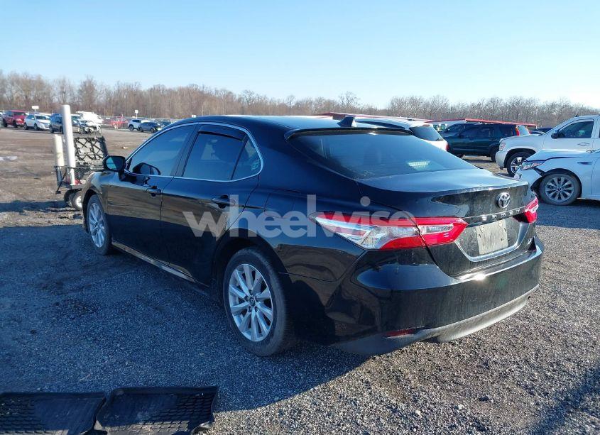 Photo 3 of 2018 Toyota Camry LE (VIN 4T1B11HK7JU065029)