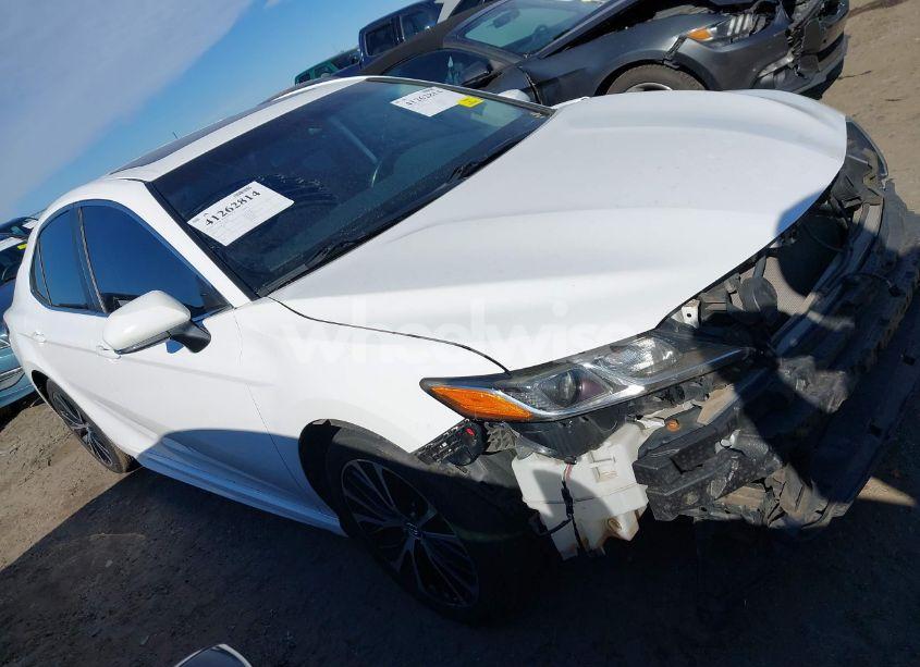 2018 Toyota Camry SE (VIN 4T1B11HK7JU083028) main photo