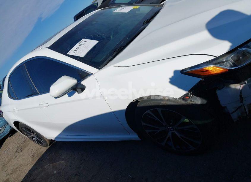 Photo 14 of 2018 Toyota Camry SE (VIN 4T1B11HK7JU083028)