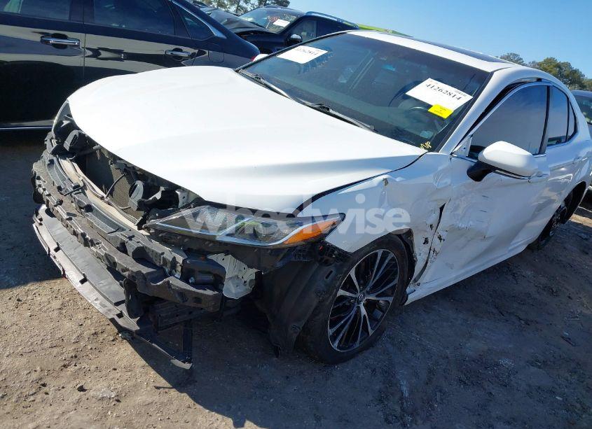 Photo 2 of 2018 Toyota Camry SE (VIN 4T1B11HK7JU083028)