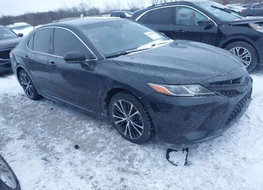 2018 Toyota Camry SE (VIN 4T1B11HK7JU084518) main photo