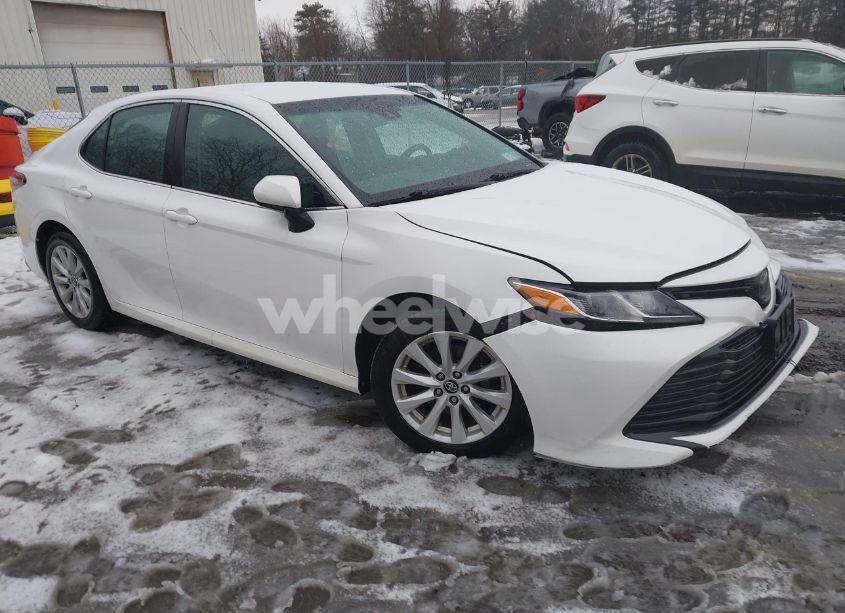 2018 Toyota Camry LE (VIN 4T1B11HK7JU097382) main photo