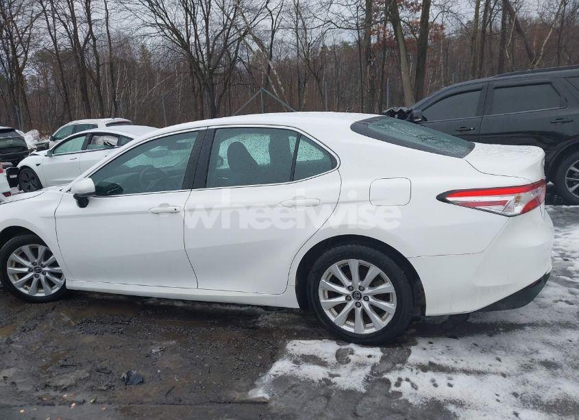 Photo 14 of 2018 Toyota Camry LE (VIN 4T1B11HK7JU097382)