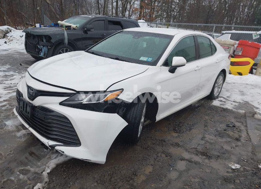 Photo 2 of 2018 Toyota Camry LE (VIN 4T1B11HK7JU097382)