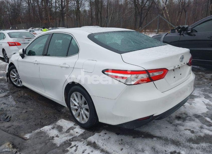 Photo 3 of 2018 Toyota Camry LE (VIN 4T1B11HK7JU097382)