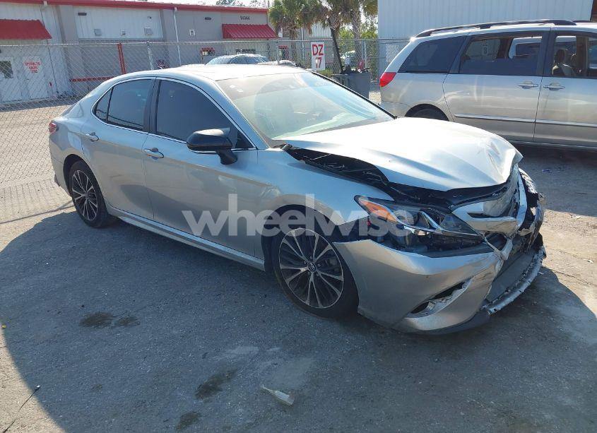 2018 Toyota Camry SE (VIN 4T1B11HK7JU099875) main photo