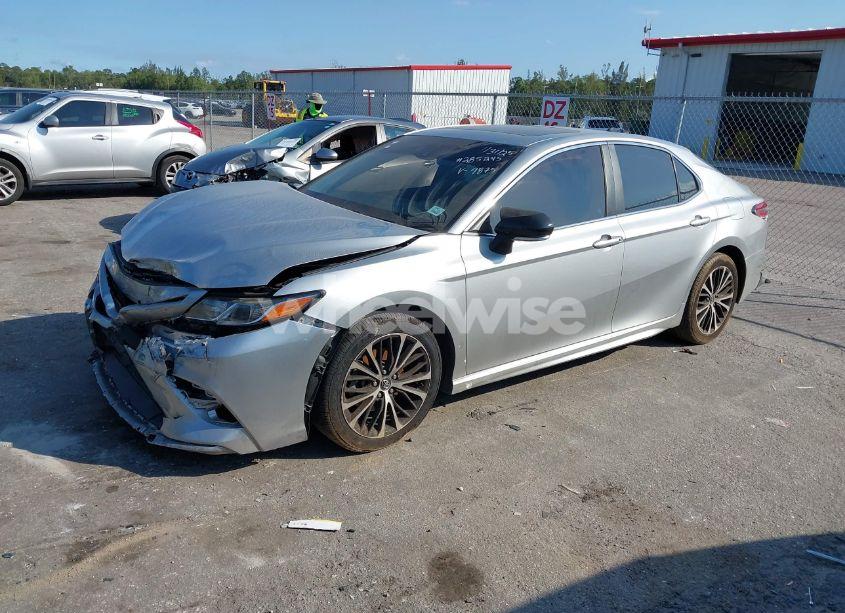 Photo 2 of 2018 Toyota Camry SE (VIN 4T1B11HK7JU099875)