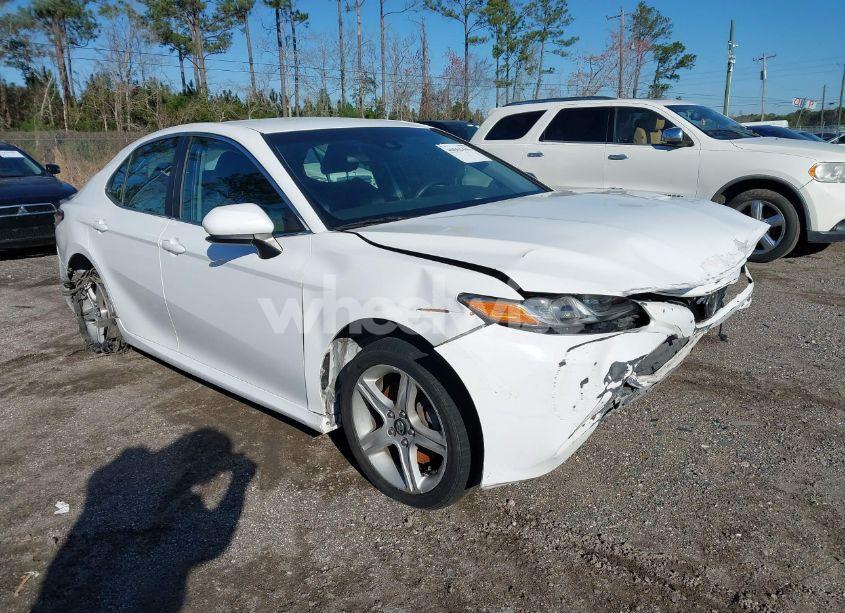 2018 Toyota Camry LE (VIN 4T1B11HK7JU100569) main photo