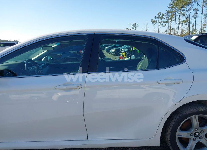 Photo 15 of 2018 Toyota Camry LE (VIN 4T1B11HK7JU100569)