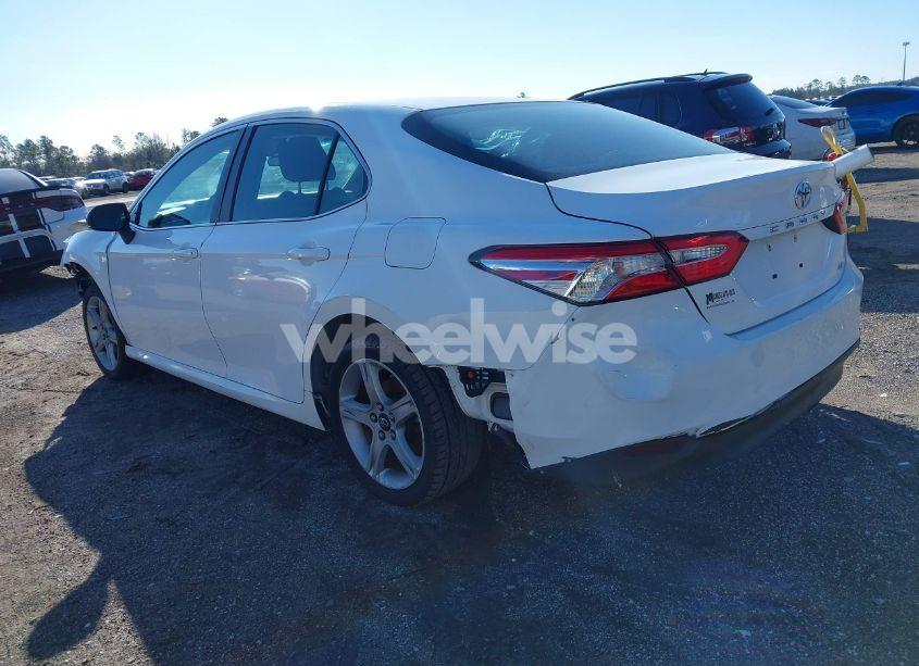 Photo 3 of 2018 Toyota Camry LE (VIN 4T1B11HK7JU100569)