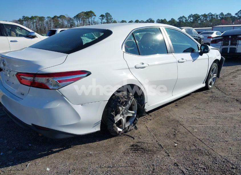 Photo 4 of 2018 Toyota Camry LE (VIN 4T1B11HK7JU100569)