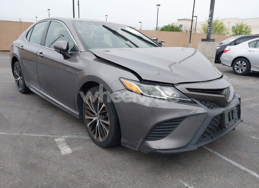 2018 Toyota Camry SE (VIN 4T1B11HK7JU101561) main photo