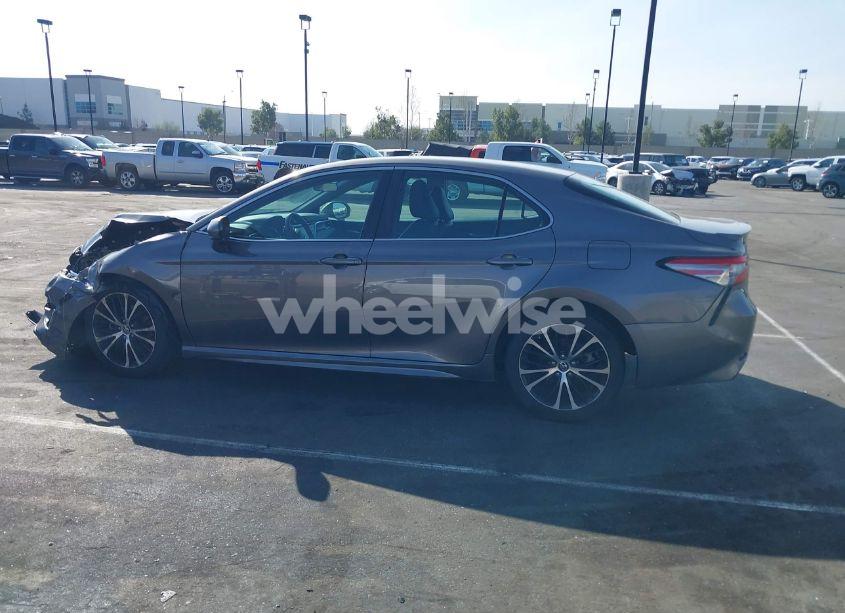 Photo 15 of 2018 Toyota Camry SE (VIN 4T1B11HK7JU101561)