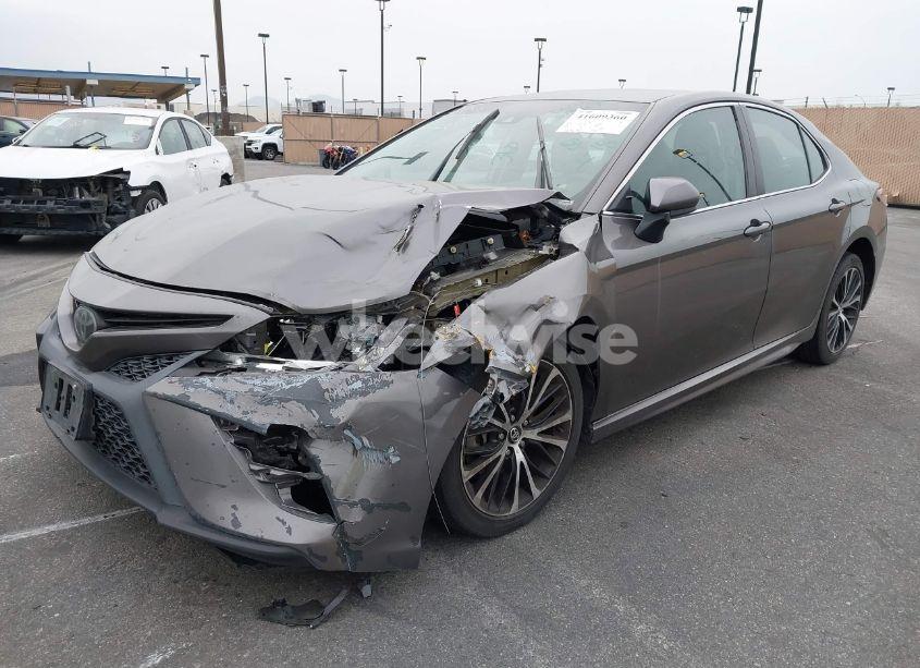 Photo 2 of 2018 Toyota Camry SE (VIN 4T1B11HK7JU101561)