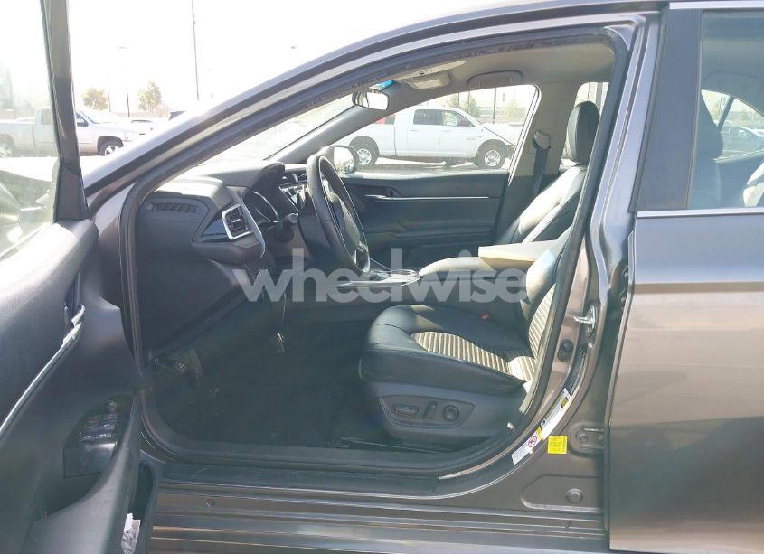 Photo 5 of 2018 Toyota Camry SE (VIN 4T1B11HK7JU101561)