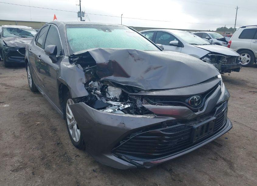 2018 Toyota Camry LE (VIN 4T1B11HK7JU109465) main photo
