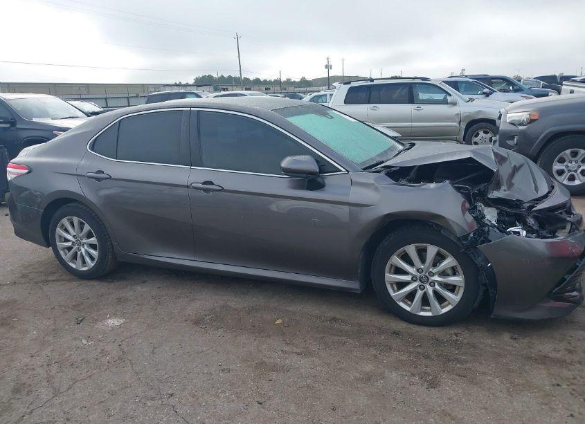 Photo 13 of 2018 Toyota Camry LE (VIN 4T1B11HK7JU109465)