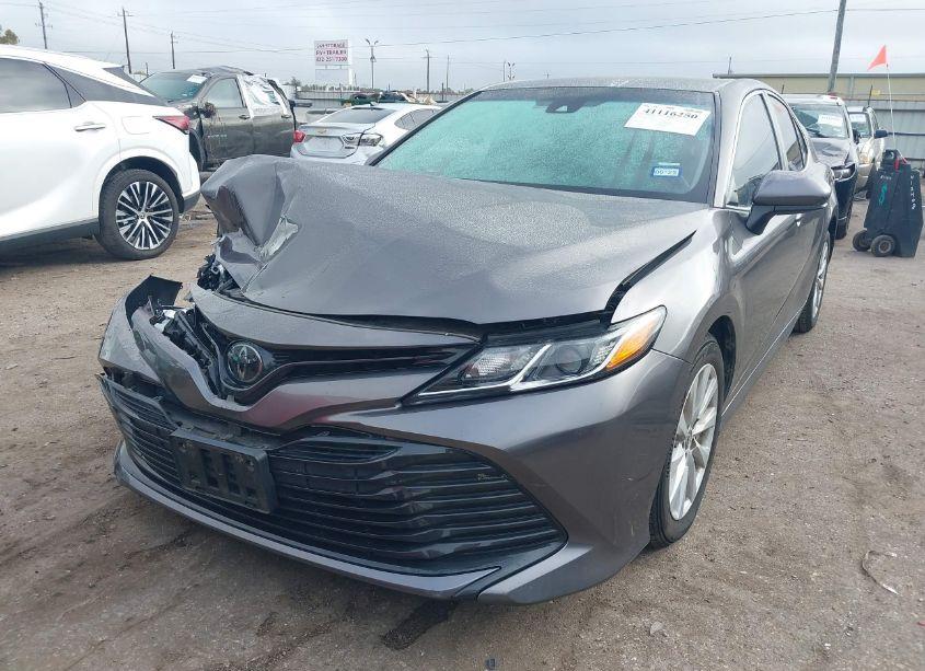 Photo 2 of 2018 Toyota Camry LE (VIN 4T1B11HK7JU109465)