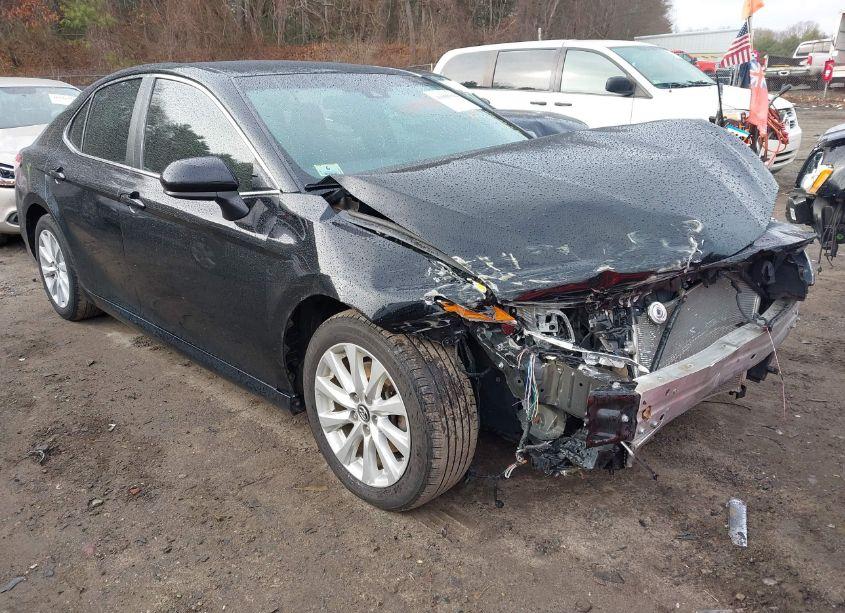 2018 Toyota Camry LE (VIN 4T1B11HK7JU110521) main photo