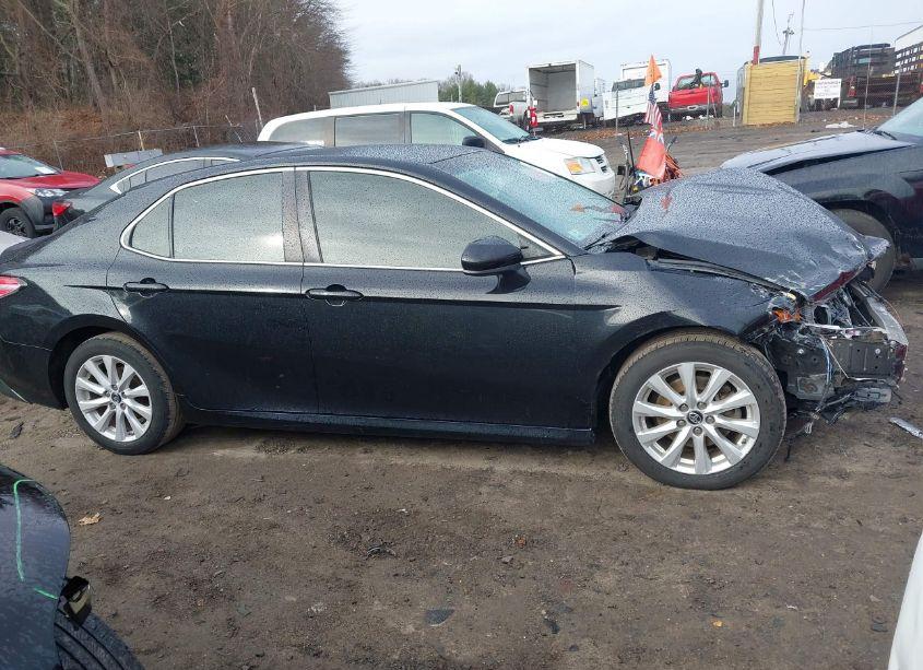 Photo 14 of 2018 Toyota Camry LE (VIN 4T1B11HK7JU110521)