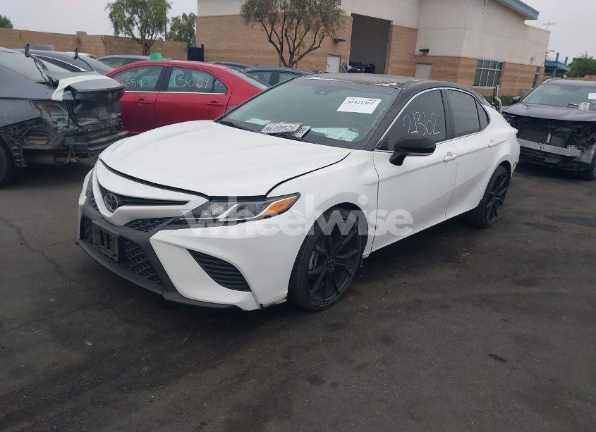 Photo 2 of 2018 Toyota Camry SE (VIN 4T1B11HK7JU111555)