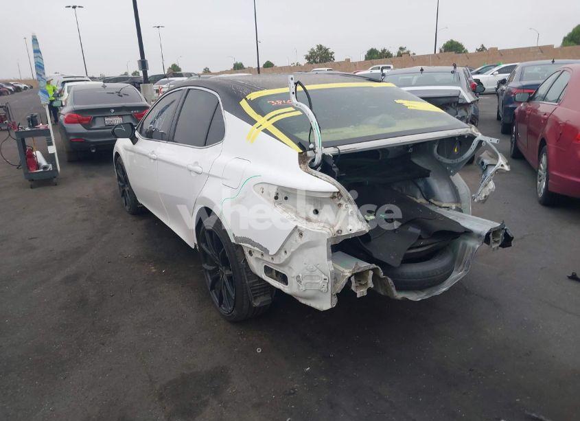 Photo 3 of 2018 Toyota Camry SE (VIN 4T1B11HK7JU111555)