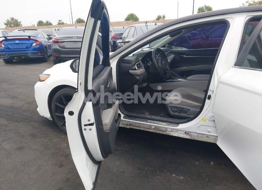 Photo 5 of 2018 Toyota Camry SE (VIN 4T1B11HK7JU111555)