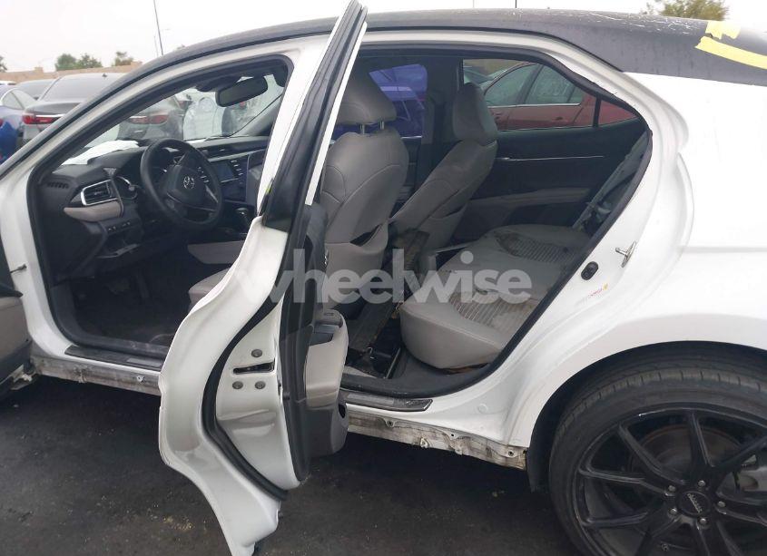 Photo 8 of 2018 Toyota Camry SE (VIN 4T1B11HK7JU111555)