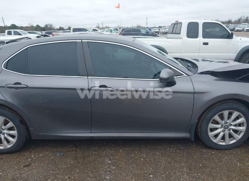 Photo 13 of 2018 Toyota Camry LE (VIN 4T1B11HK7JU147715)