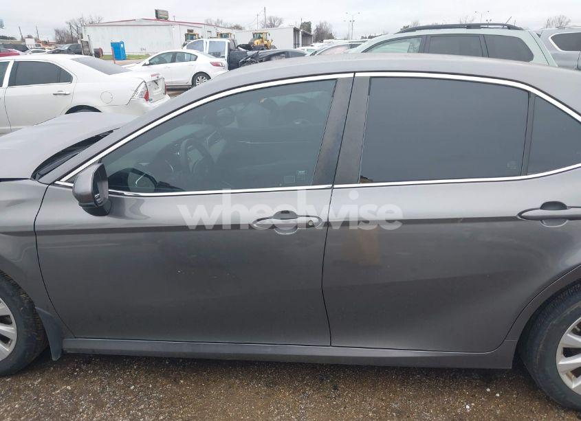 Photo 14 of 2018 Toyota Camry LE (VIN 4T1B11HK7JU147715)