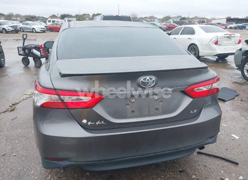 Photo 16 of 2018 Toyota Camry LE (VIN 4T1B11HK7JU147715)